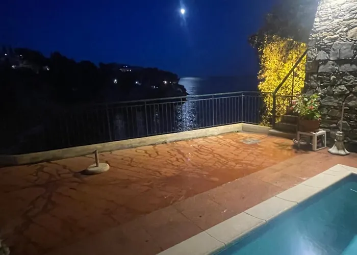 La Casa Di Samantha A Regina A Picco Sul Mare Con Piscina